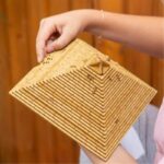 Horloge en bois minimaliste avec structure géométrique moderne.