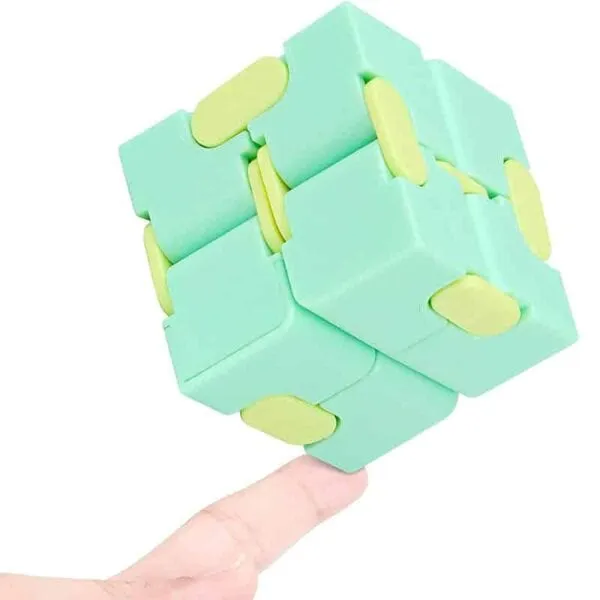 Puzzle scientifique en mousse verte avec pièces jaunes, idéal pour stimuler la curiosité et l'apprentissage chez les jeunes enfants.