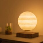 Lampe de nuit en forme de lune, avec un design en bois et papier, créant une ambiance chaleureuse et apaisante dans la pièce.