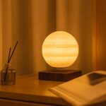 Lampe de nuit en forme de lune, éclairage doux et apaisant, idéale pour la décoration intérieure et la création d'une ambiance chaleureuse.