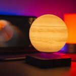 Lampe de nuit en forme de planète Mars, idéale pour une décoration scientifique ou un espace de travail créatif.
