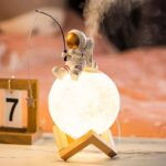 Lampe de chevet en forme d'astronaute et lune.