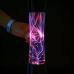 Lampe de bureau avec effets d’éclairs électriques lumineux, design moderne et scientifique, idéale pour la décoration intérieure ou un espace de travail innovant.