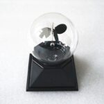 AMPoule scientifique en verre avec base noire pour décoration ou expérience.
