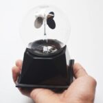 Boussole de laboratoire avec globe en verre, utilisée pour l'étude des phénomènes scientifiques et la décoration de style scientifique.