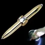 Stylo de luxe en or avec lumière LED pour écriture précise et élégante, idéal pour les amateurs de science et de décoration sophistiquée.