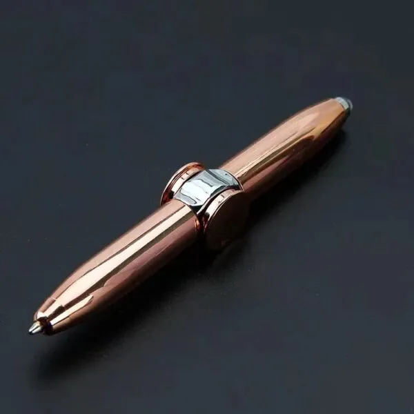Stylo en métal rose doré avec clip argenté, élégant et moderne, posé sur un fond noir. Parfait pour une décoration scientifique ou un accessoire de bureau sophistiqué.