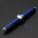 Stylo à bille bleu avec détails en chrome, idéal pour la décoration de bureau ou comme objet scientifique élégant.