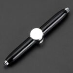 Porte-mines de style scientifique noir avec bouton blanc, idéal pour la décoration de bureau ou comme objet de collection scientifique.