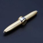 Stylo laser doré avec mécanisme de mise au point, idéal pour la décoration scientifique ou comme objet de collection.