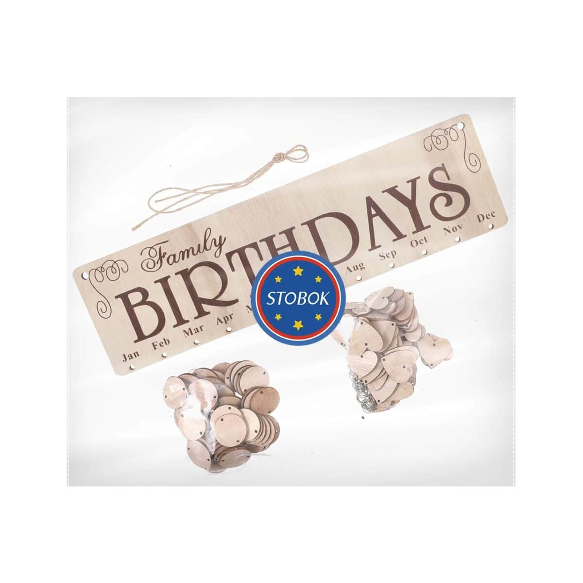 Décoration d'anniversaire familiale avec une bannière en bois et des boutons en bois pour une fête conviviale.