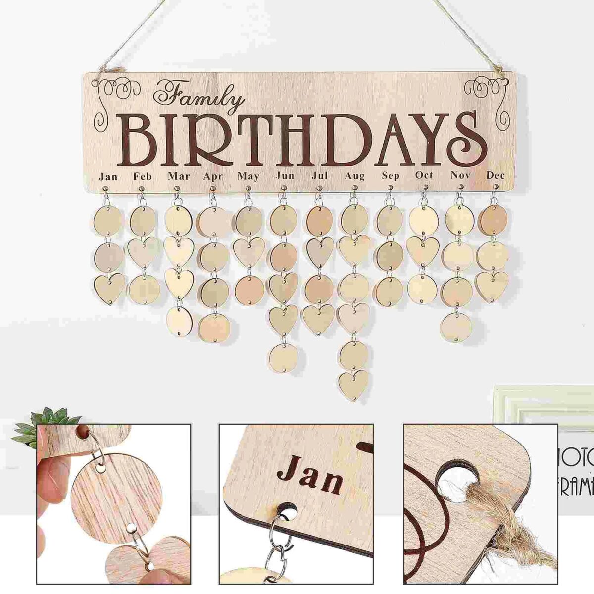 Panneau de décoration anniversaire en bois avec mois de l'année et cercles en forme de cœur suspendus.