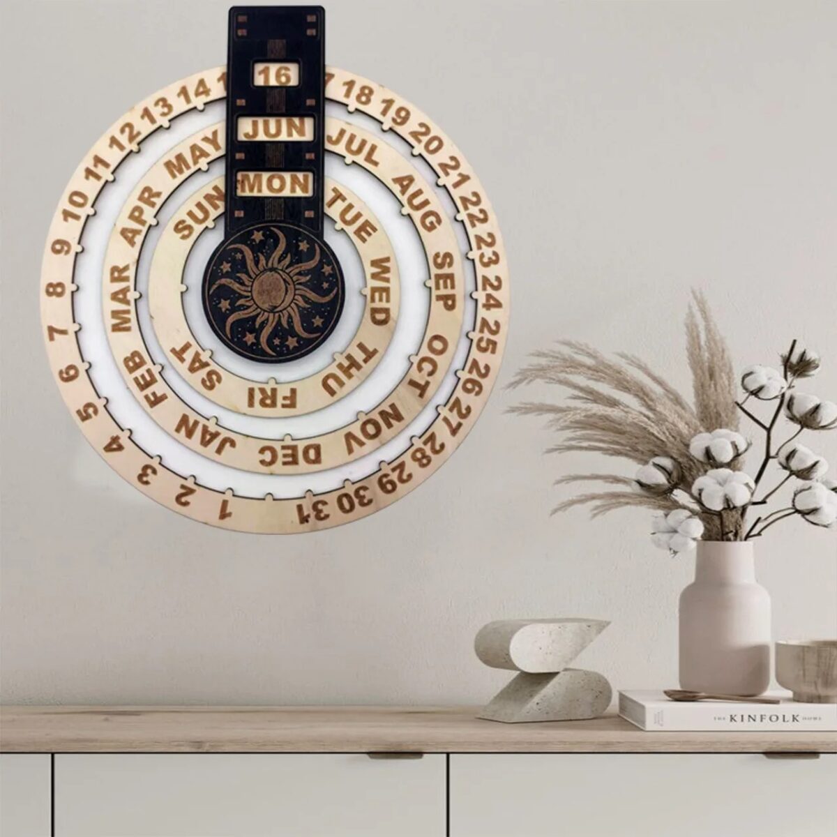 Horloge calendrier décorative avec phases de lune, affichage des jours, mois et dates, idéale pour une décoration de style scientifique ou moderne.