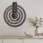 Horloge calendrier lunaire et saisonnier en bois, décoration murale pour un intérieur moderne et élégant.
