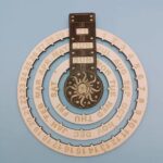 Un calendrier original en bois, combinant un design solaire et lunaire, parfait pour la décoration de bureau ou de maison, alliant esthétique et fonctionnalité.