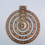 Balancier en bois avec calendrier perpétuel et phases lunaires.