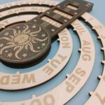 Roue calendrier en bois illustrant les mois de l'année avec un design solaire et étoilé, idéale pour la décoration scientifique ou éducative.