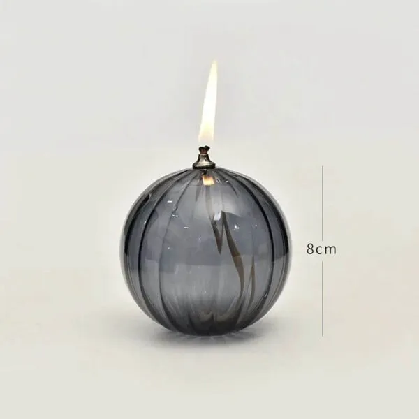 Vase en verre sphérique avec bougie allumée, hauteur de 8 cm, décoration de style scientifique ou moderne.