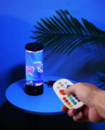 Lampe à projection de méduses avec télécommande, créant une ambiance relaxante avec des images de méduses lumineuses dans un décor bleu.