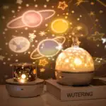 Lampe décorative en forme de planÚte avec projection d'astres et étoiles, idéale pour une décoration scientifique ou enfantine, créant une ambiance cosmique dans la piÚce.