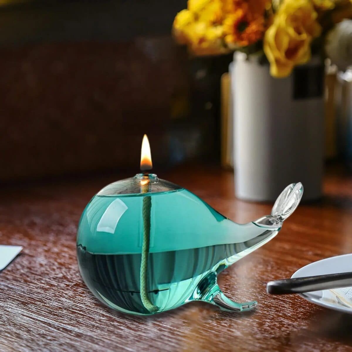 Baladez-vous dans la décoration avec ce porte-bougie poisson en verre turquoise, parfait pour créer une ambiance chaleureuse et originale dans votre intérieur.