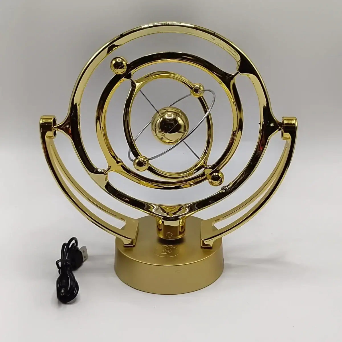 Horloge solaire décorative en métal doré avec mécanisme précis et design élégant. Parfaite pour les amateurs de science et décoration intérieure sophistiquée.