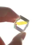 Pierre précieuse en verre coloré, objet de décoration scientifique.