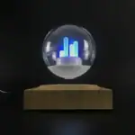 Lampe décorative en forme de boule à LED avec base en bois, idéale pour la décoration scientifique ou moderne. Émet une lumière bleue et blanche, apportant une touche innovante à votre intérie.