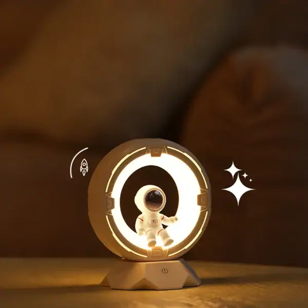 Petite décoration de vaisseau spatial lumineux avec un astronaute en figurine, idéale pour une ambiance scientifique ou futuriste.