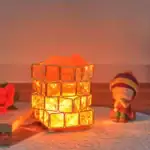 Lampe d'ambiance en cube miroir avec nuage lumineux orange, idéale pour la décoration intérieure et la création d'une atmosphère chaleureuse.