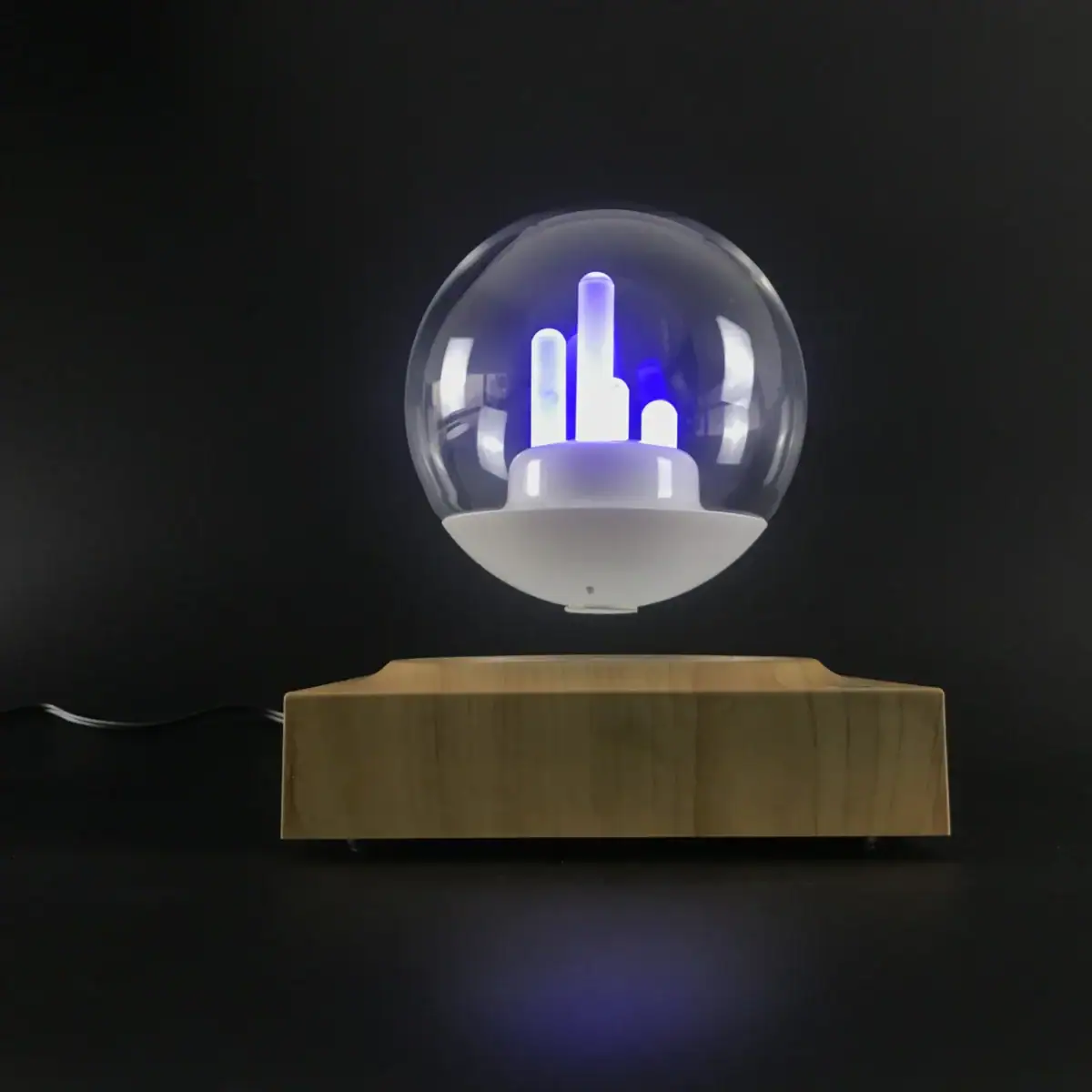 Lampe LED décorative en forme de globe avec éléments lumineux violets, idéale pour une décoration moderne et scientifique.