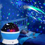 Veilleuse projection d'étoiles pour chambre d'enfant, créant une ambiance relaxante avec des lumières colorées et des motifs d'étoiles et de lune pour apaiser et divertir les enfants.