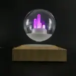 Lampe scientifique avec tubes lumineux violets dans une sphère en verre, posée sur une base en bois.
