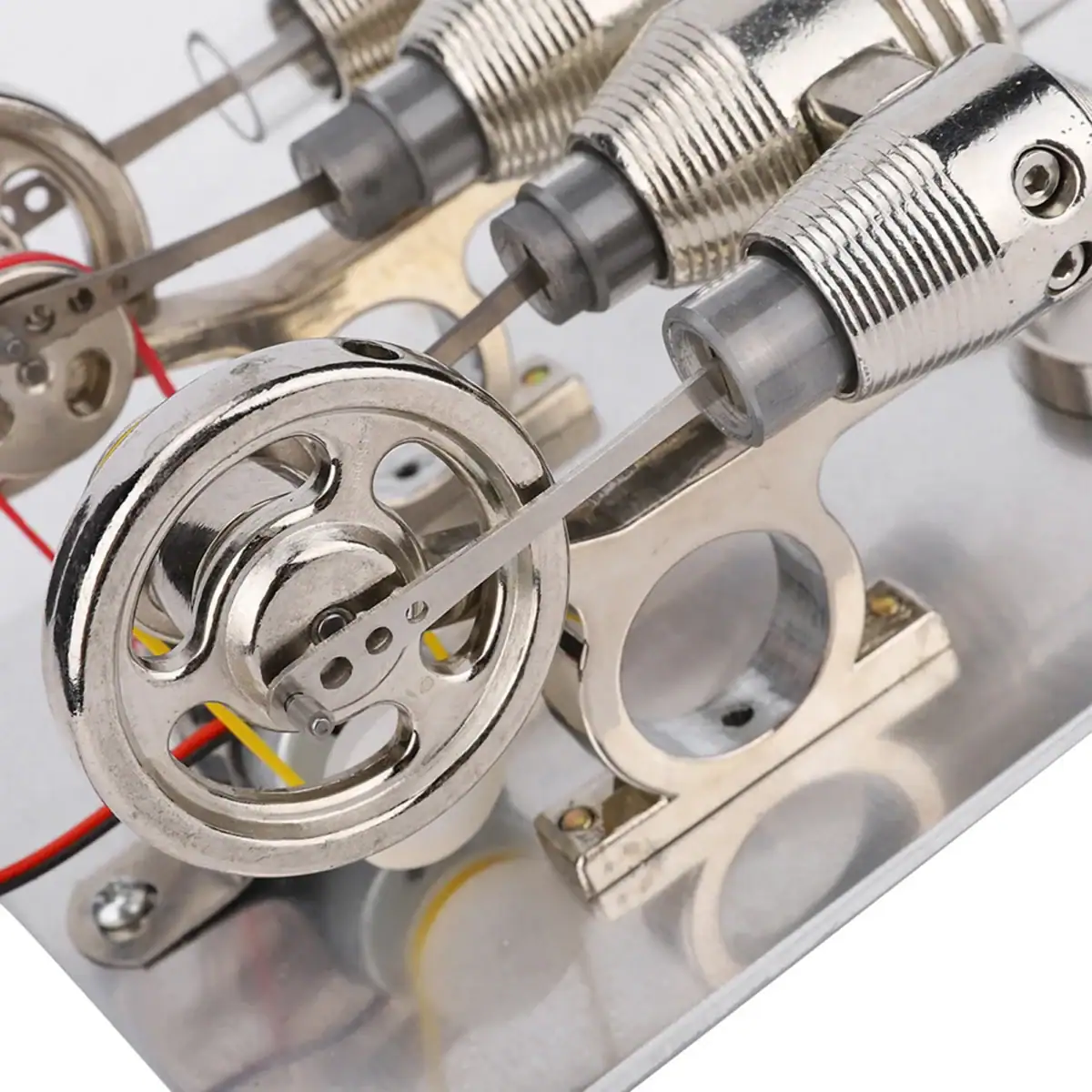 Moteur électrique miniature pour expériences scientifiques, composants en métal avec câbles et engrenages, idéal pour projets éducatifs et démonstrations techniques.