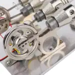Moteur électrique miniature pour expériences scientifiques, composants en métal avec câbles et engrenages, idéal pour projets éducatifs et démonstrations techniques.