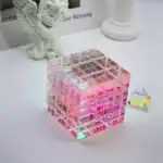 Cube en verre coloré avec effets lumineux, décoration scientifique moderne, design élégant, parfait pour un intérieur contemporain.