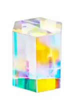 Pyramide en verre irisé avec effets de couleurs changeantes, idéale pour la décoration scientifique ou moderne.