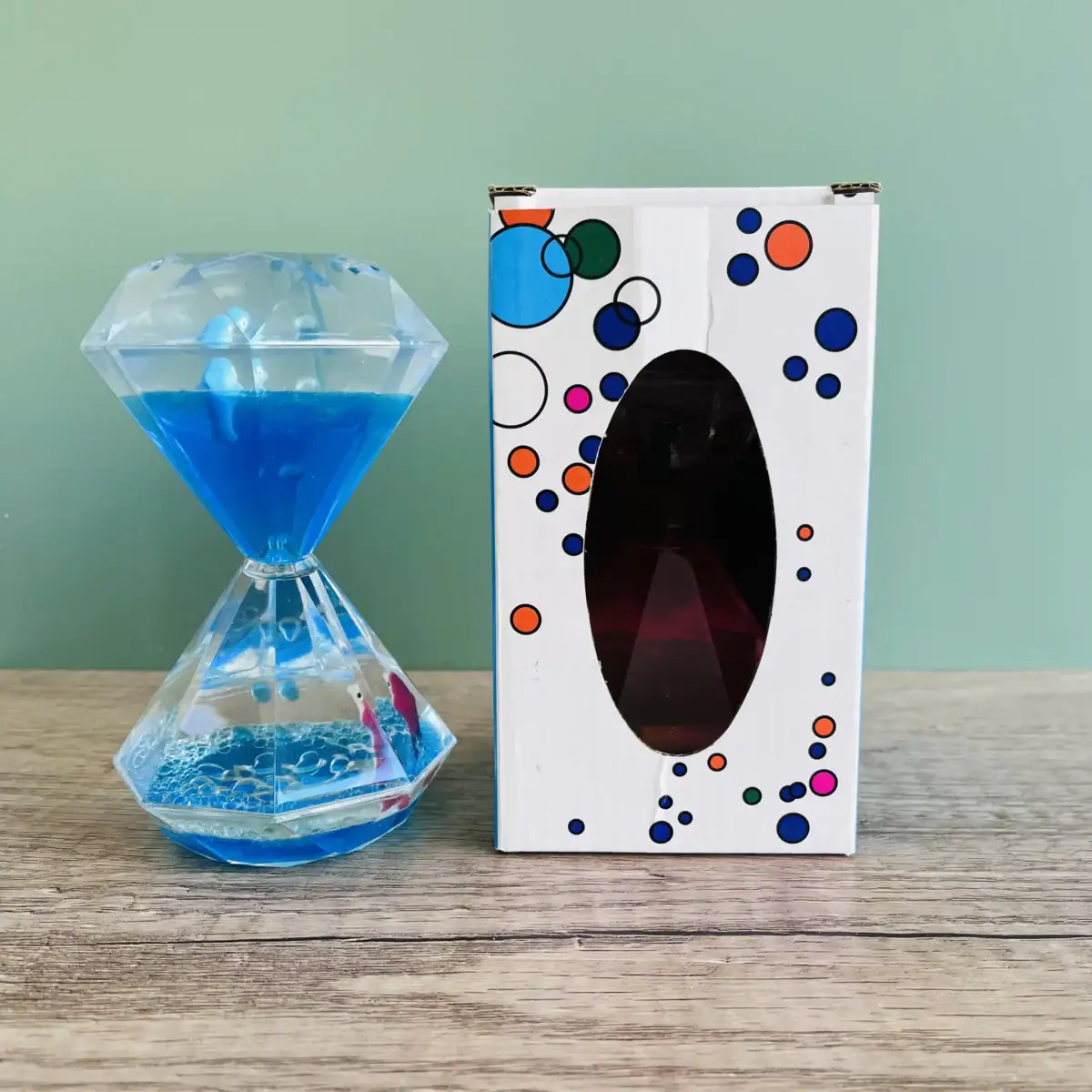 Vase scientifique en forme de sablier avec liquide bleu, idéal pour la décoration ou les expériences éducatives. Design transparent et moderne, parfait pour un environnement scientifique ou décor.