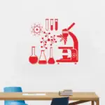 Panneau mural avec microscope, fioles et modèles moléculaires en rouge, décor scientifique pour un espace éducatif ou de recherche.