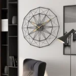 Grosse horloge murale originale en fer