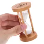 Sablier en bois naturel avec sable blanc, symbole du temps qui passe, idéal pour la décoration ou la mesure du temps.