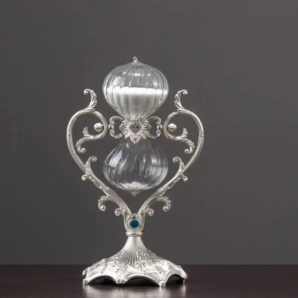 Balustre en verre vintage avec support en métal argenté, décoration élégante et raffinée. Parfait pour une décoration de style classique ou vintage.