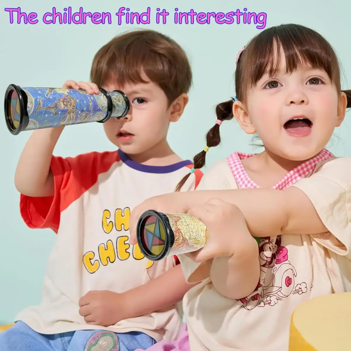 Deux enfants explorant avec des télescopes, découvrant le ciel et la science, dans une ambiance ludique et éducative.