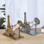 Montre de bureau décorative inspirée de la Tour Eiffel, en métal doré et argenté, idéale pour une décoration scientifique ou élégante.