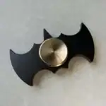 Porte-clés Batman en métal noir et bois, design original et élégant, parfait pour les fans de super-héros et la décoration geek.