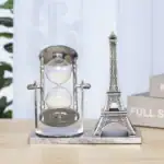 Sablier en métal vintage avec deux ampoules de sable, décoration élégante et originale.