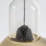 Objet scientifique suspendu dans un vase en verre transparent.