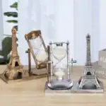 Sablier décoratif avec Tour Eiffel en métal, idéal pour la décoration scientifique ou vintage.