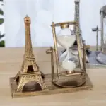 Sablier en bois avec sable blanc, décor de la Tour Eiffel miniature en métal, décoration scientifique et vintage, parfait pour un bureau ou une étagère.