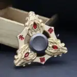 Fidget spinner décoratif en forme de dragon chinois avec détails dorés et accents rouges, idéal pour la décoration ou la détente.